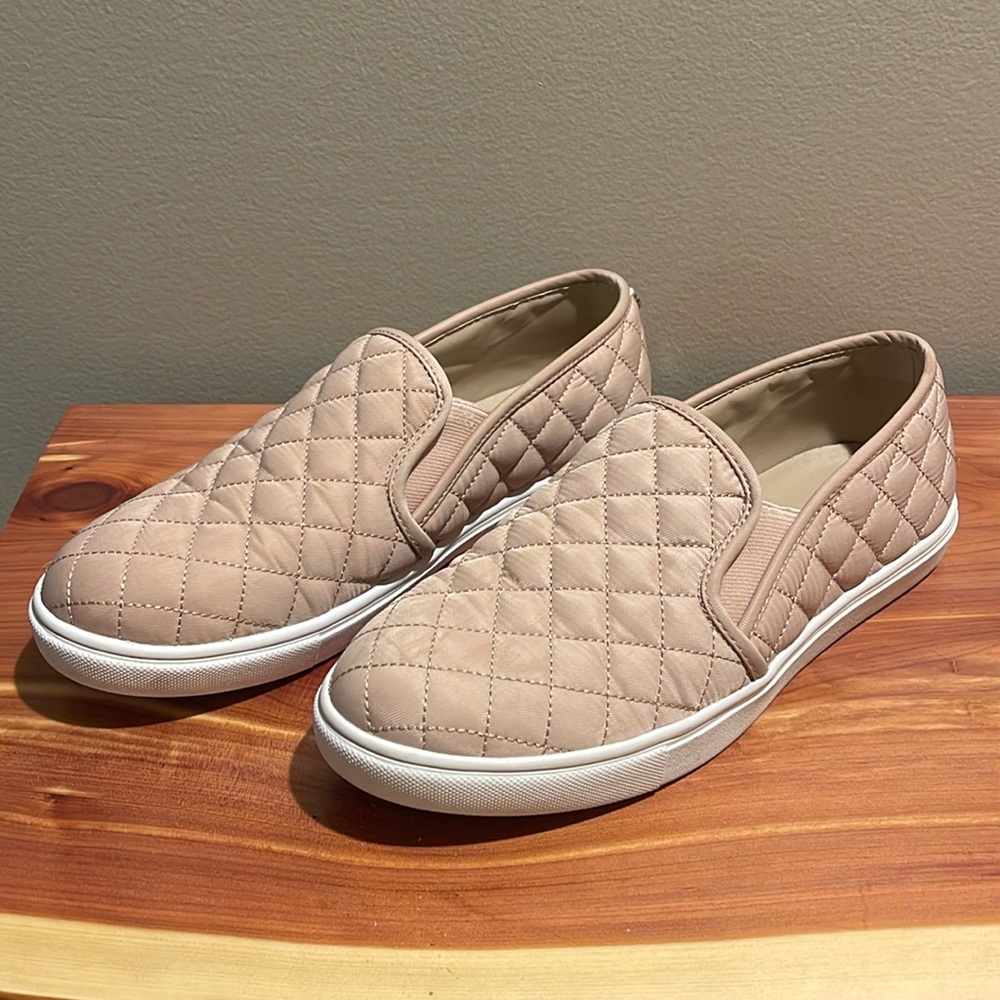 Steve Madden women’s size 9.5 slip on shoe blush color